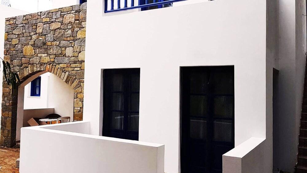 Guest house Almiriki Serifos 3*